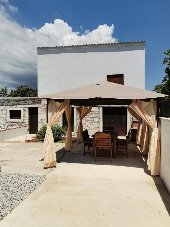 Holiday Home Latin Peruški Exteriör bild
