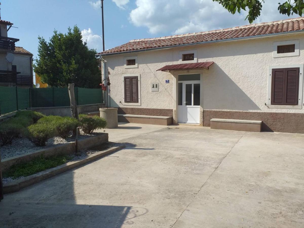 Holiday Home Latin Peruški Exteriör bild