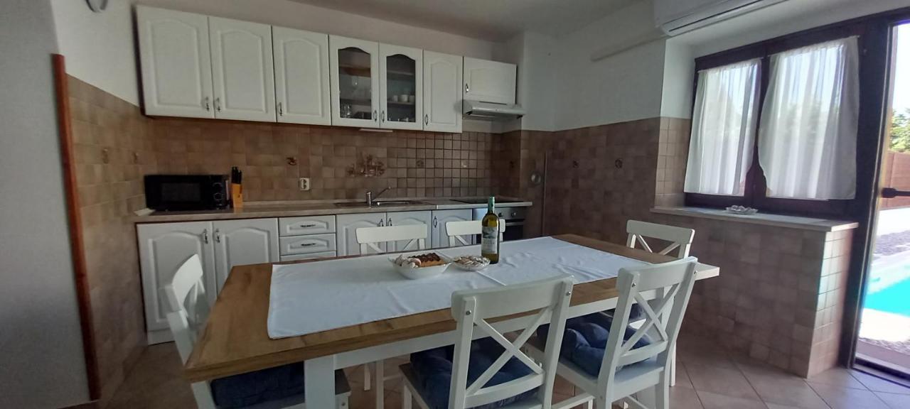 Holiday Home Latin Peruški Exteriör bild